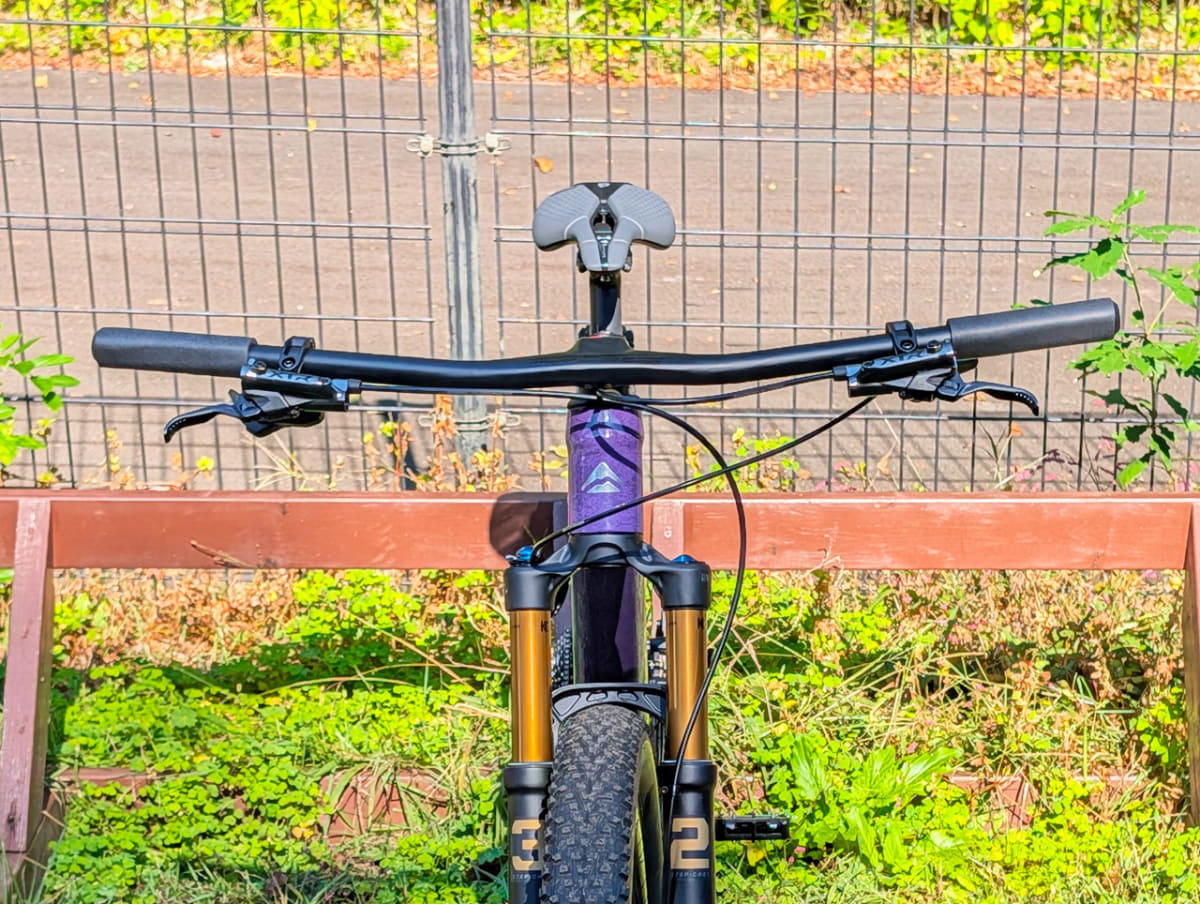 低めのポジションのエアロハンドルバー