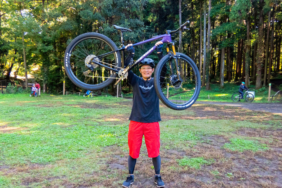 軽々と持ち上げられる