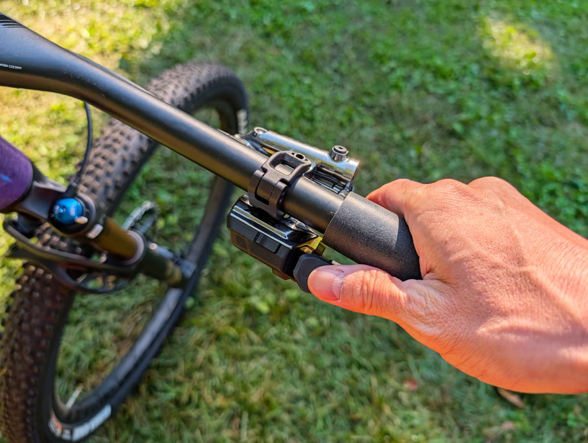 軽くプッシュするだけでシフトアップ・ダウンできるパドル