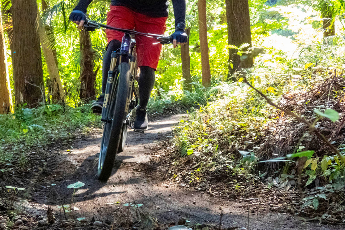 ややウェットな下りターンでブレーキをかけるのは怖いけれど、新型XTRなら「限界」が分かりやすい