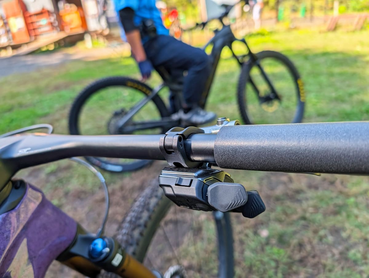 シフターのパドルの角度を調整。自分好みのポジションを探れる