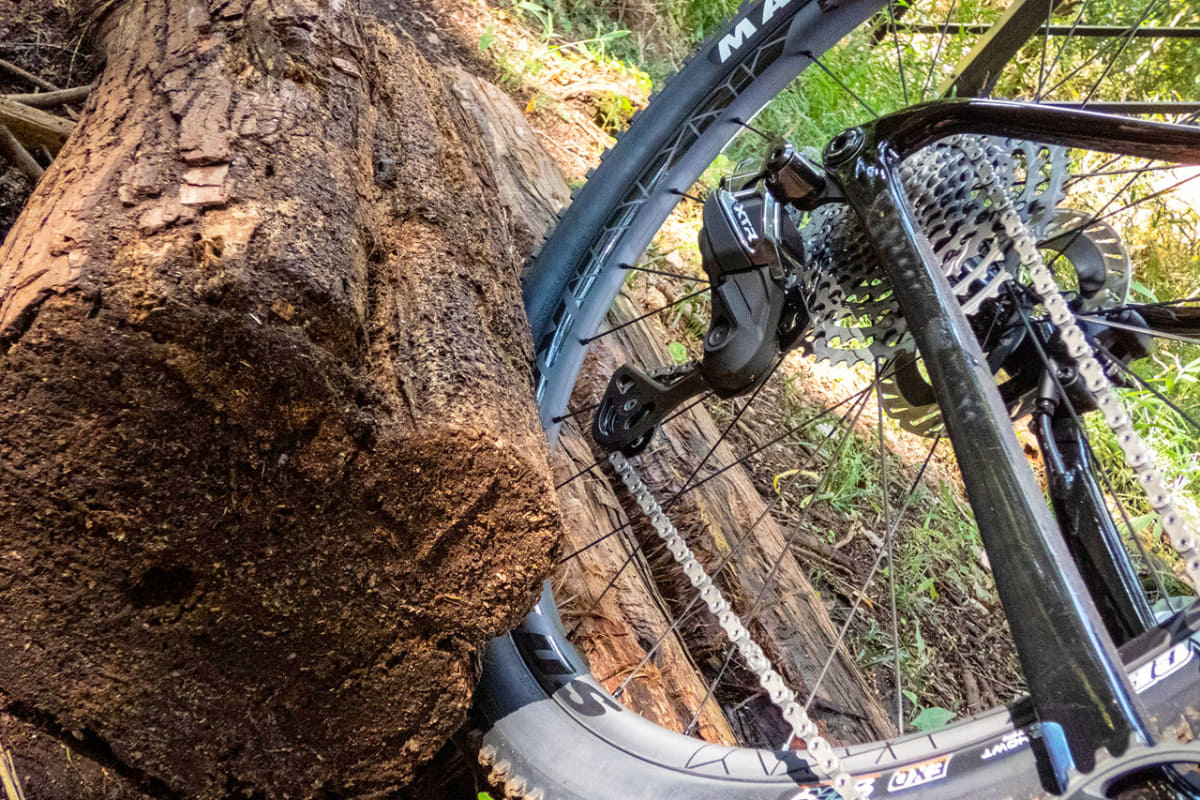 ショートなディレイラーのおかげで、障害物とのクリアランスが大きく取れるのも新型XTRの強み。しかも、もしぶつけてしまってもすぐに元の位置に戻るしくみも。本格的なライダーに必要な機能に感じますが、テクニックのないビギナーこそ重宝する気がします