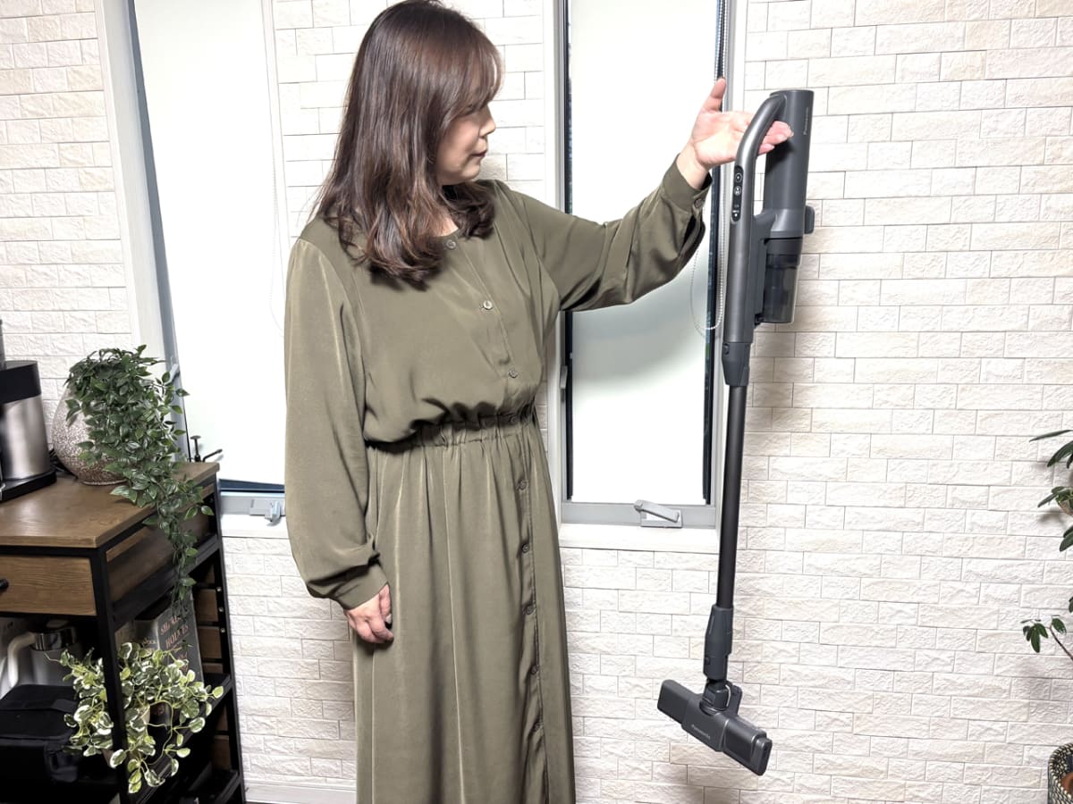 片手で高く持ち上げても、あまり重く感じません。これなら充電台から取り出すときも、掃除中も負担が軽そう