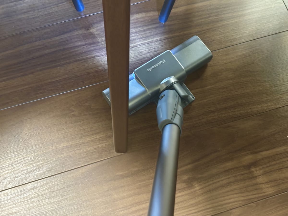 ノズルも小回りが利くので、テーブルの足にもくるくる回り込み、スムーズにお掃除。軽さと機動力の高さを実感します