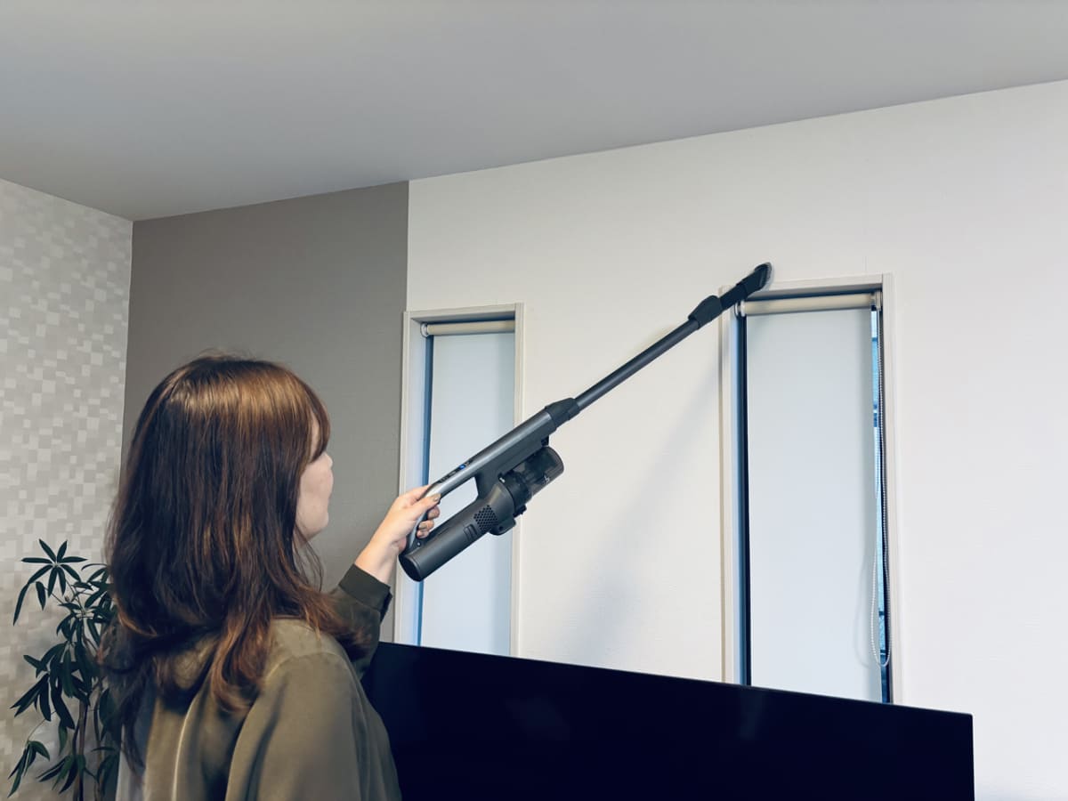付属のブラシ付きすき間ノズルに付け替えれば、家具のすき間やソファなどの掃除もラクラク。手元がとにかく軽いので窓枠やエアコンまわりなど高い場所の掃除も気軽にできます