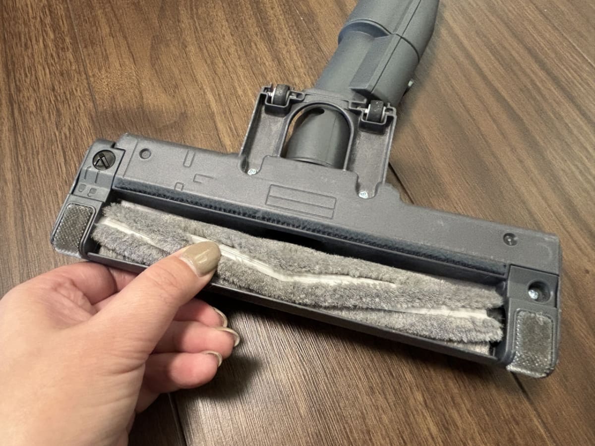グレーの部分が密集した2種類の混毛ブラシ。やわらかいブラシはフローリングや畳、硬いブラシはじゅうたんなど様々な床材に対応。こうした素材も掃除性能につながります