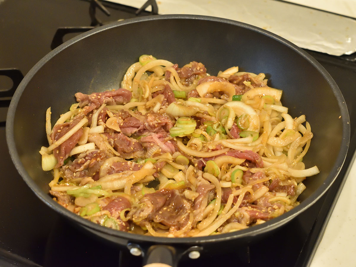 フライパンで炒めます