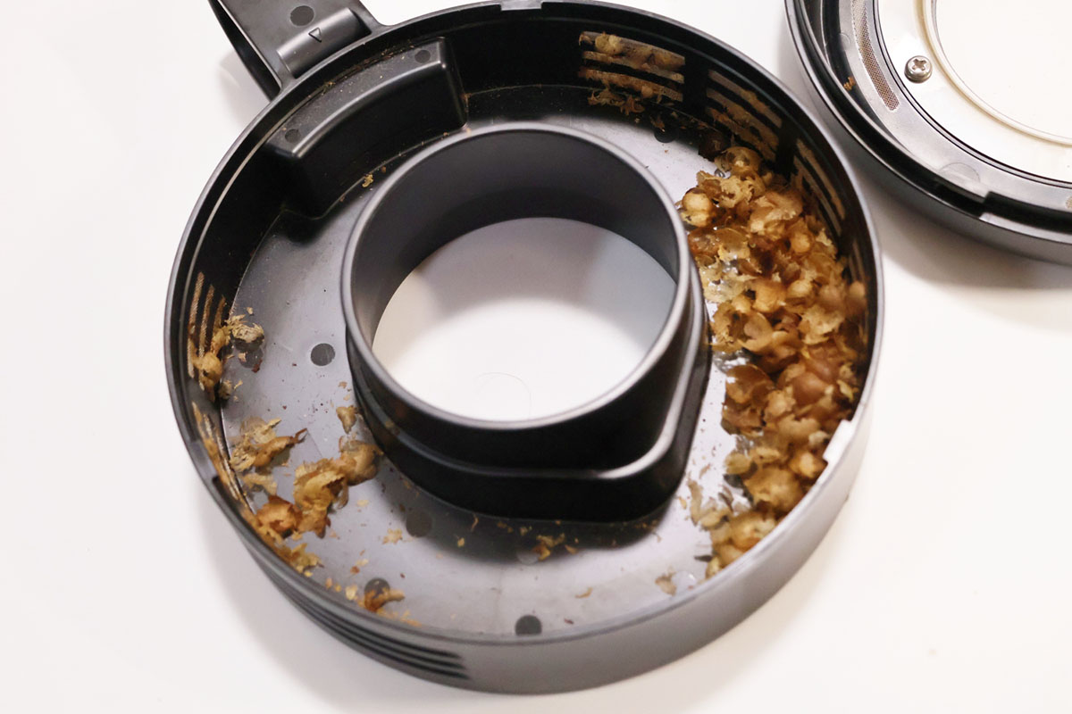 焙煎後にチャフコンテナに溜まったチャフ