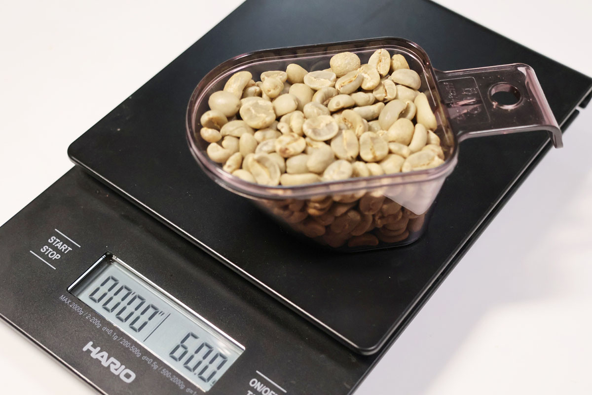 すりきり1杯分=60gですが、付属のスプーンのふちとまったく同じ高さに豆を入れると60gをややオーバーするので、コーヒースケールなどで毎回計量したほうが仕上がりは安定しそう