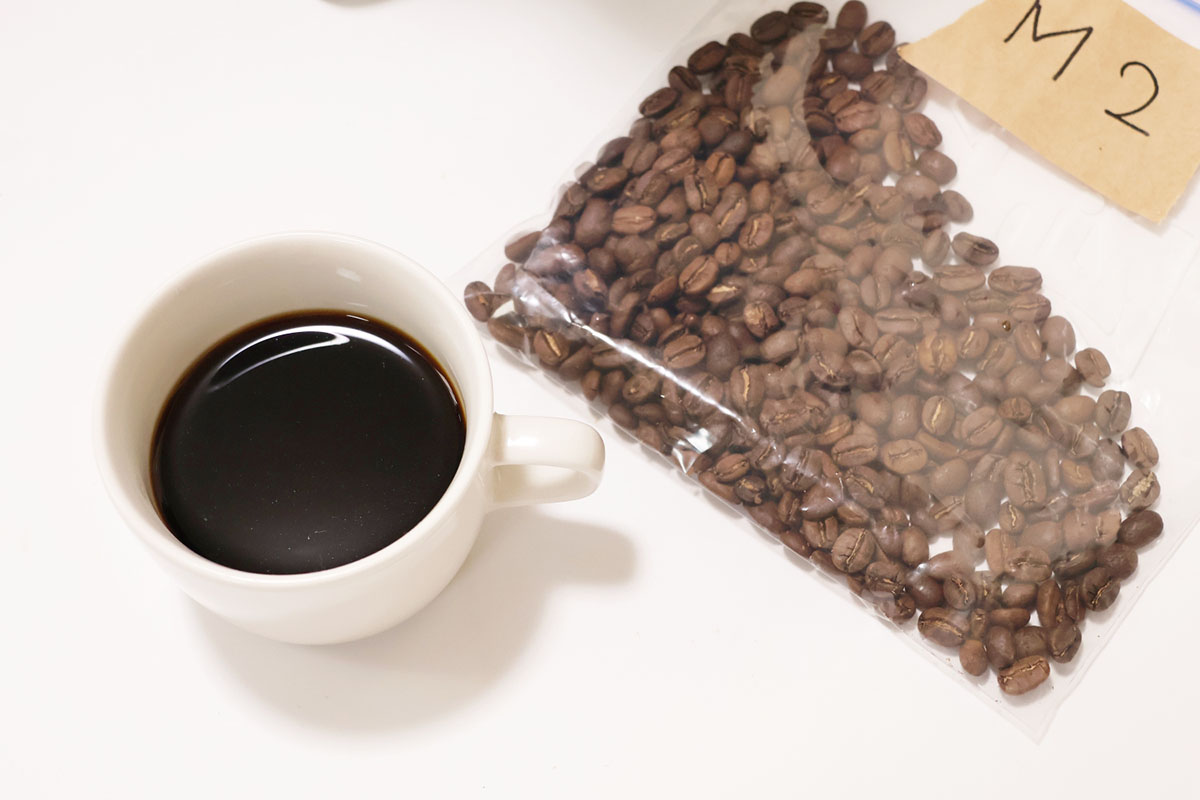 写真はM2で淹れたコーヒー。抽出はツインバードの全自動コーヒーメーカー「CM-D457B」で行ないました