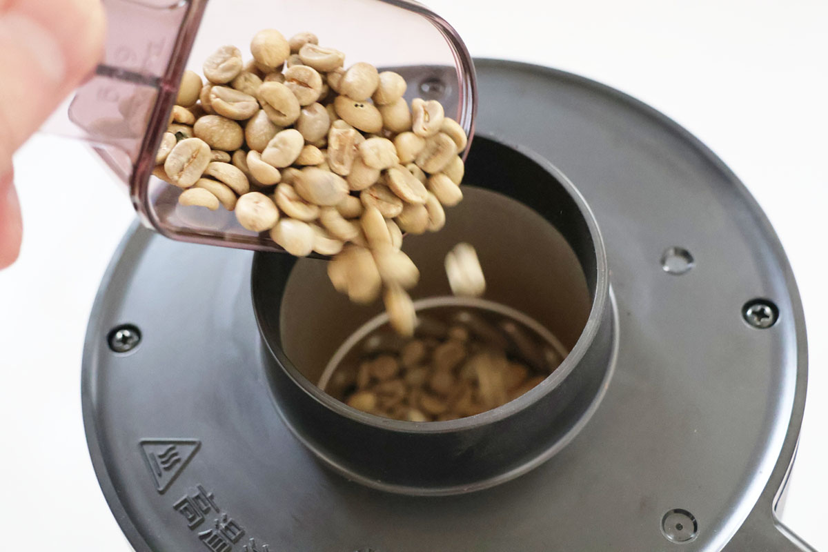 生豆を投入口に入れます