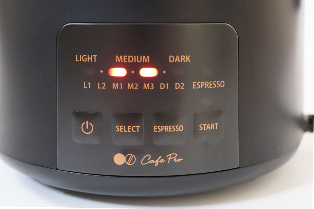 電源スイッチを押して、「SELECT」で焙煎レベルを選択。写真は「M2」を選択している様子