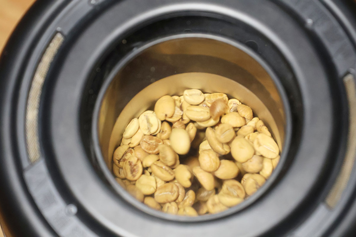 運転中は本体上部の窓から豆の色合いの変化を眺められ、焙煎が進む様子を観察できて楽しい