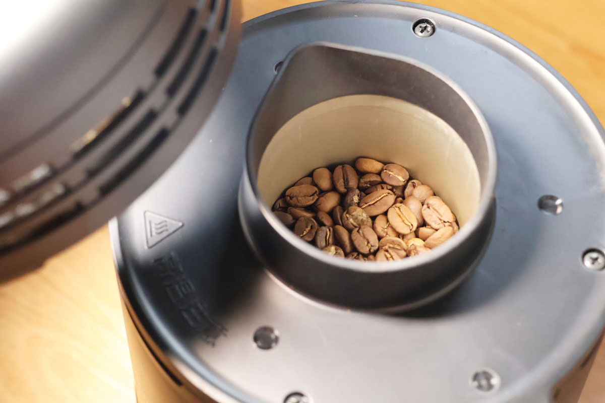 焙煎が完了したら、チャフコンテナを外して豆を取り出します