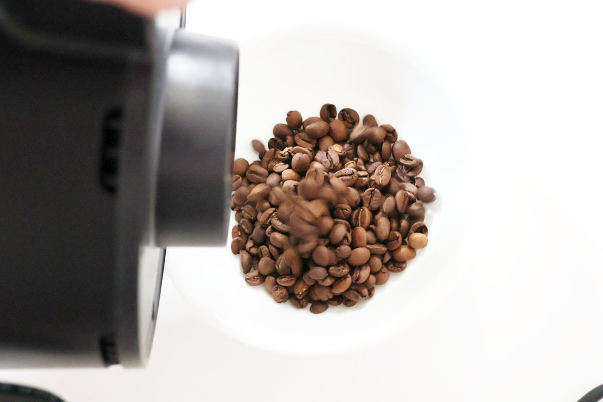 豆を取り出す際は本体ごと傾けます。数粒残る場合は軽く振る必要があり、筆者はとくに気になりませんが、約2.6kgあるので腕に力がない人は大変かも