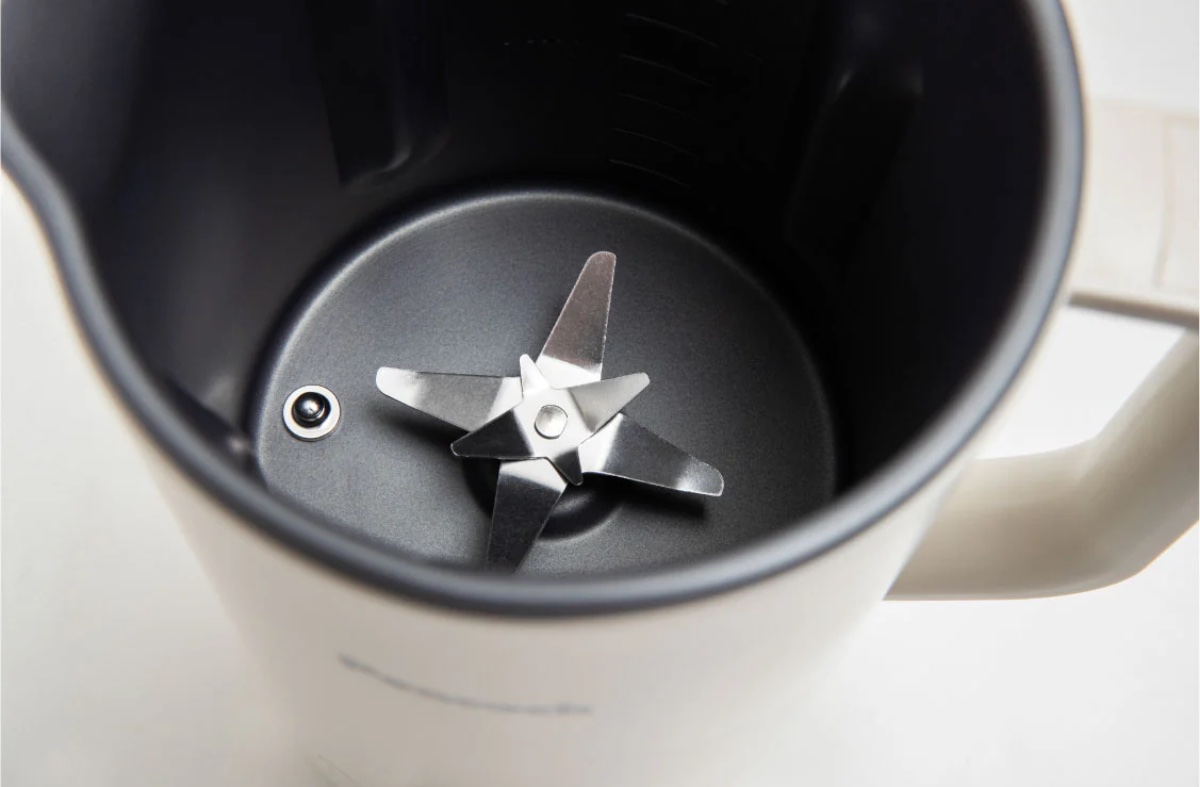 8枚刃で食材をカットしてかき混ぜる