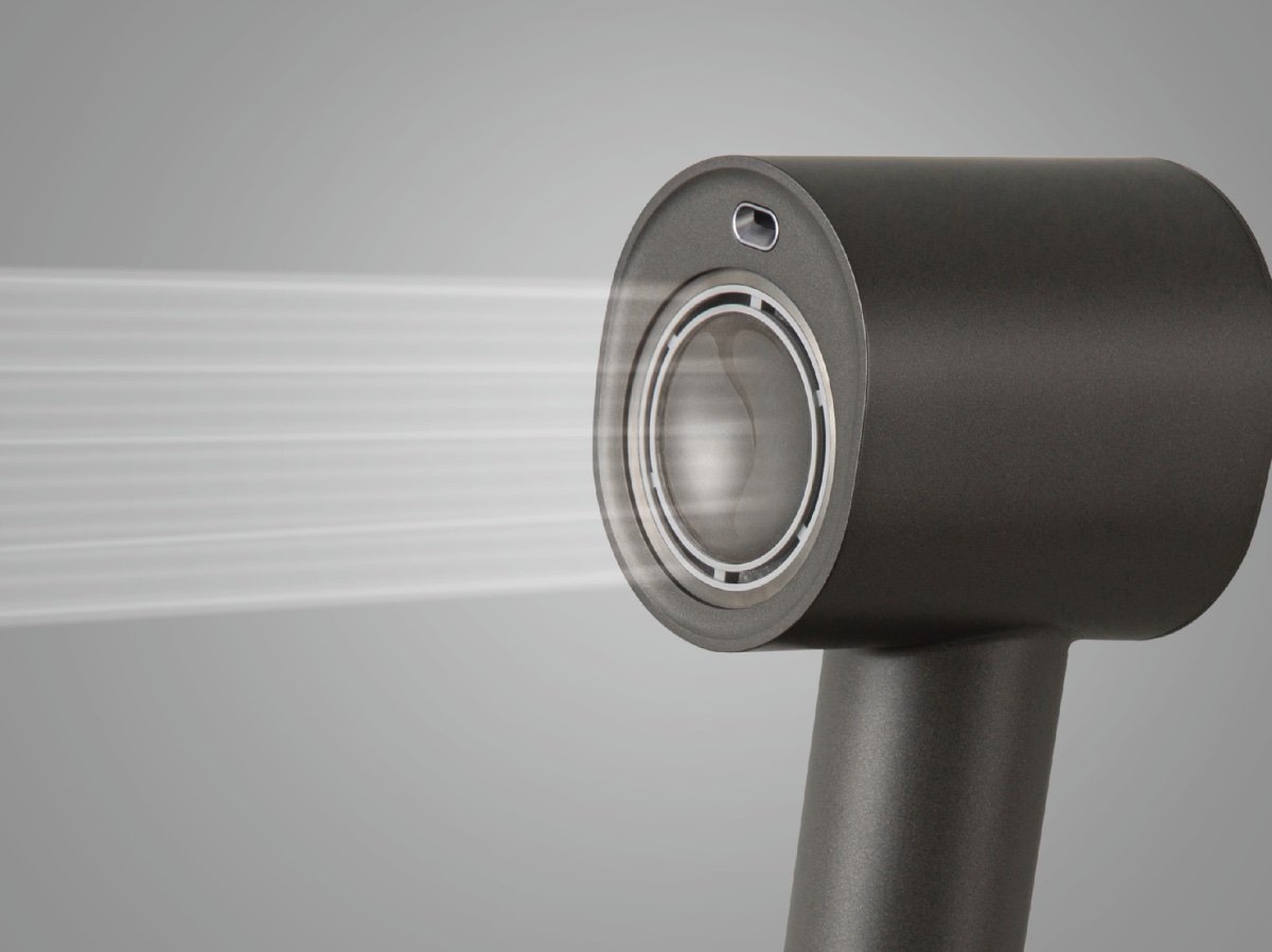 ナノうるおいミストを含む大風量で髪を乾かす