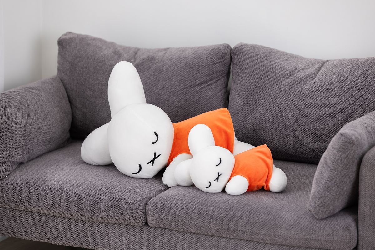 本製品と「すやすやフレンド ぬいぐるみM」のサイズ比較。<br>Illustrations Dick Bruna © copyright Mercis bv, 1953-2025 www.miffy.com