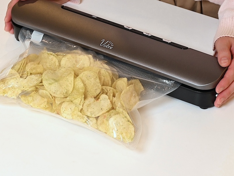 一度開封したお菓子の袋を再度密封すれば、お菓子の美味しさを保てる