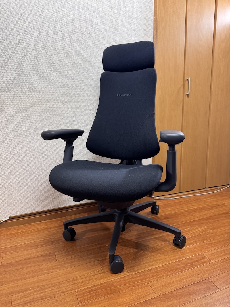 自宅に設置した「LiberNovo Omni」。見かけは普通のワーキングチェアだが、バックレストが可動して腰にフィットする