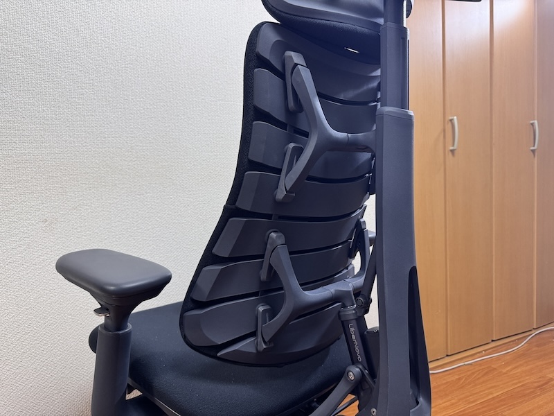 8枚のフレキシブルパネルで半分固定されたバックレスト。背中の当たる前方部はファブリック