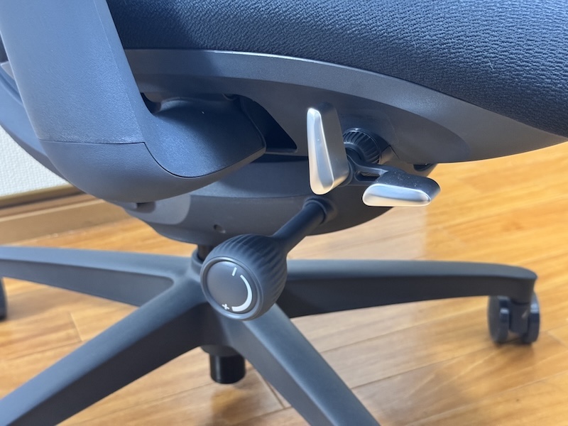 シートの右下にあるレバーでシートの高さとリクライニング角度が調整できる