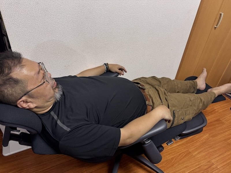 160度にリクライニングしてストレッチしているところ。5分間腰を伸ばすことができる