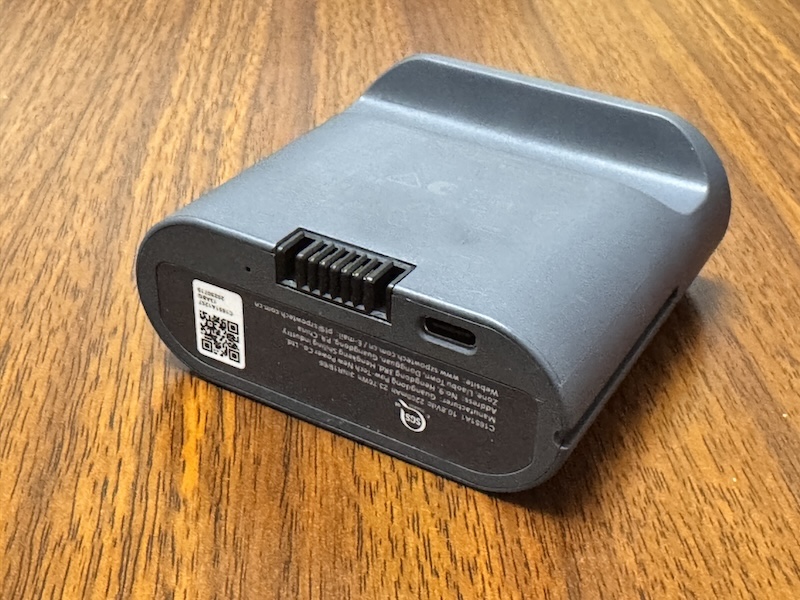 バッテリーは1日1回のストレッチと5回の腰調節で、最大約1カ月もつ。バッテリーは約3.5時間で充電できるので不在時や就寝中に充電すればいい