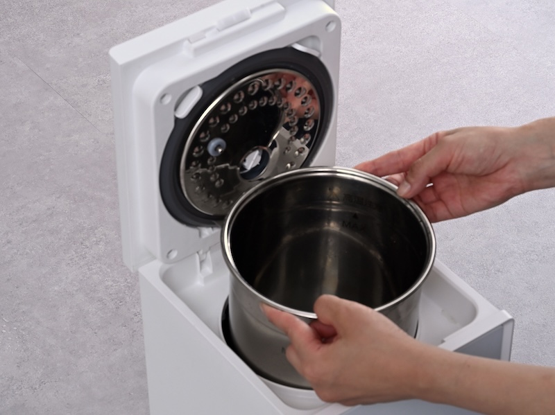 水タンクは、炊飯器のような釜形状のため、簡単に取り外せて丸洗いしやすい
