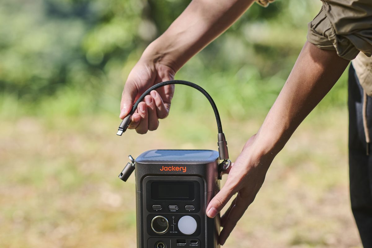 ハンドストラップはそのままUSB充電ケーブルとして使える