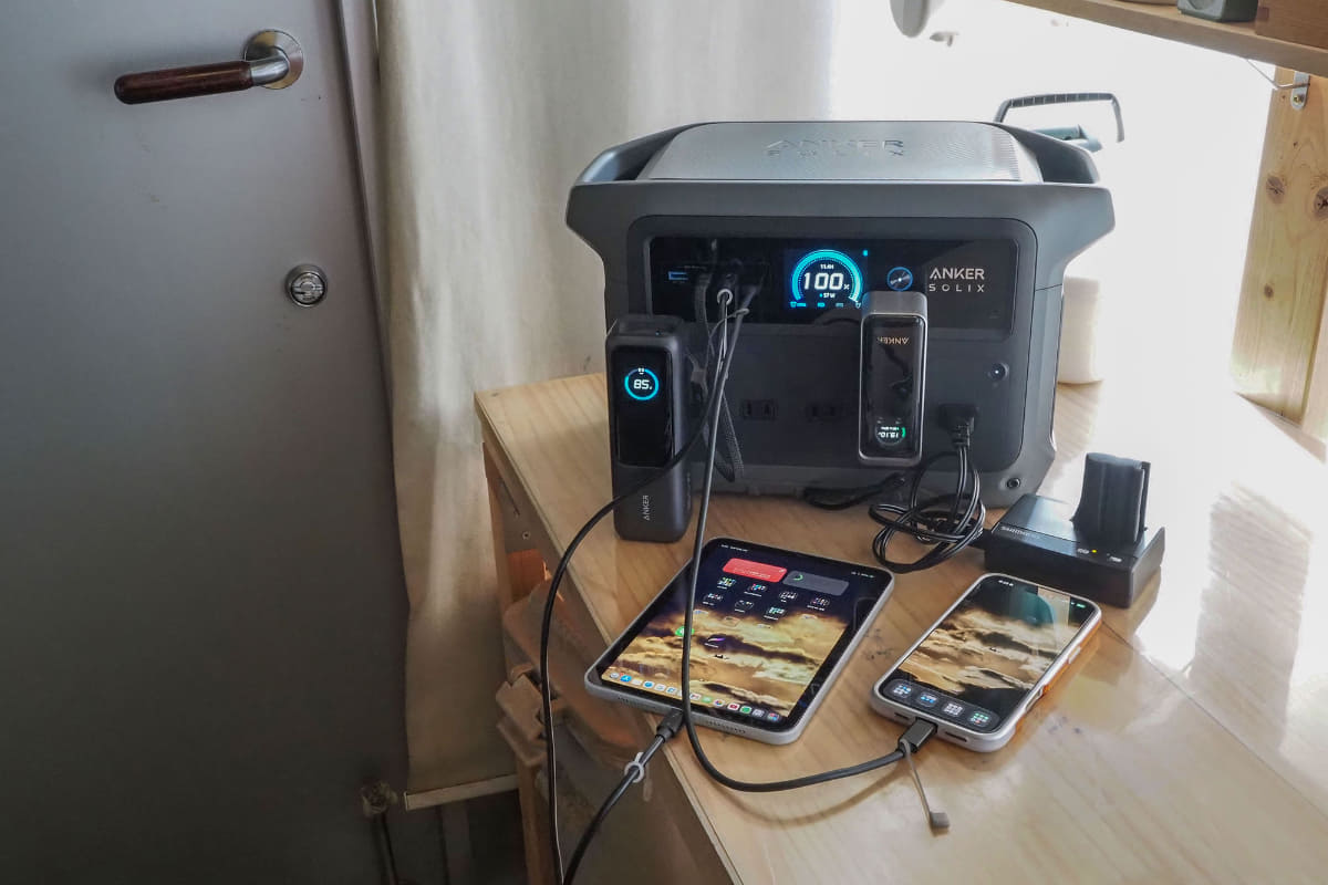 「Anker Solix C1000 Gen 2」を"どこへでも持ち運べるコンセント"や"凄まじく大容量のモバイルバッテリーと捉えると、活用幅が広がります。写真はコンセントのない拙宅玄関付近で、モバイル機器や工具用バッテリーを充電しているところ。まさにどこでも充電ステーションですね♪