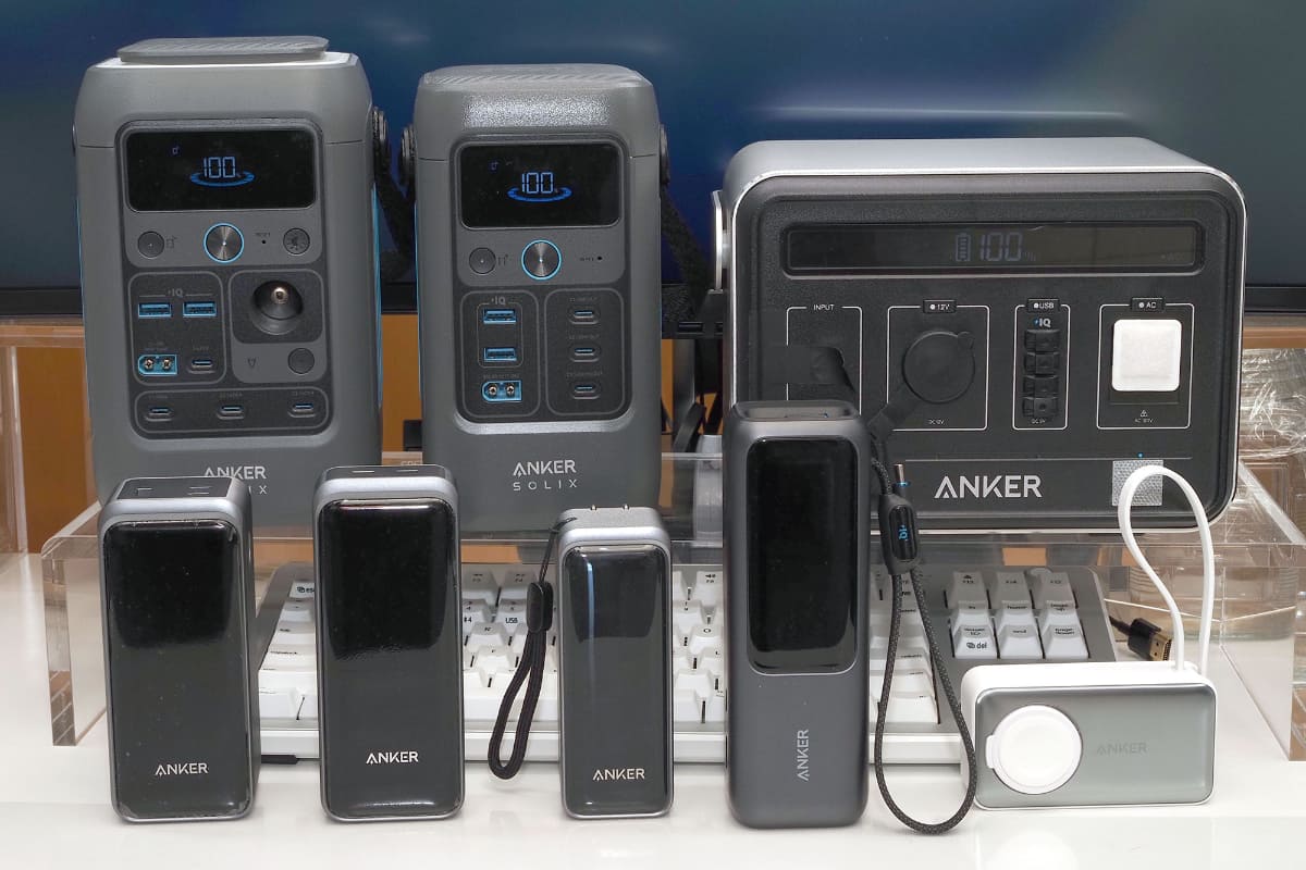 手持ちのアンカー製品の一部。約10年前に買って現在でもしっかり使えているポータブル電源「Anker PowerHouse(434Wh)」(右上)のほか、「Anker Solix C300 DC Portable Power Station」(左上)や「Anker Solix C200 DC Portable Power Station」(中央上)といったポータブル電源も使用中。また、モバイルバッテリーも多数使っています。ここに「Anker Solix C1000 Gen 2」が加わること間違いなしな試用感でした!!