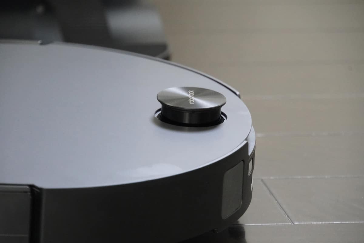 本体から飛び出ているのがSaros 10のLDSセンサー。内部でレーザーが360度回転することでロボットの周囲全体の部屋構造を把握します。ちなみに本体サイズは350×353×79.8mm(幅×奥行き×高さ、レーザー収納時)
