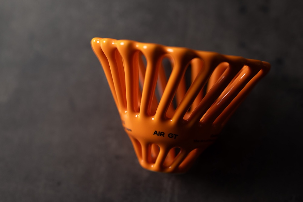 2層の格子がストレートな円錐状に設計されている