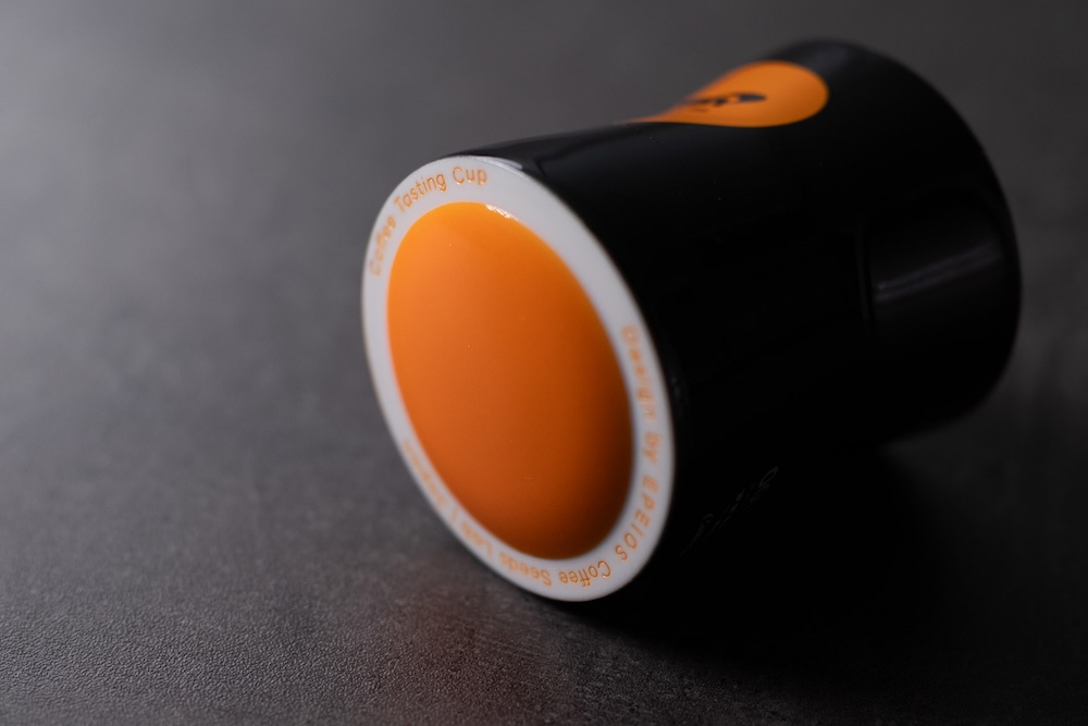 外部底はカップが揺れるよう湾曲デザイン