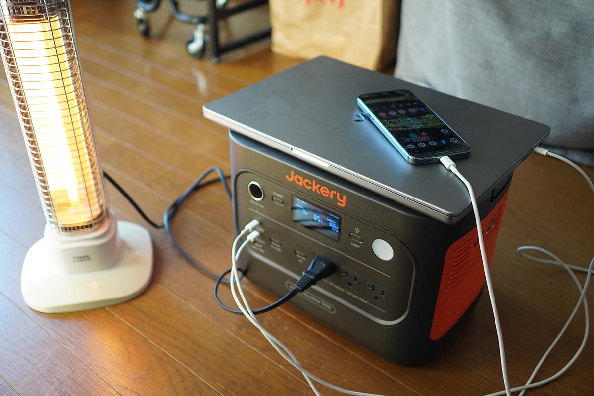「Jackery 1500 New」の使用イメージ<br><span class="fnt-70">※撮影用に、一時的に機器の設置間隔を近くしています</span>
