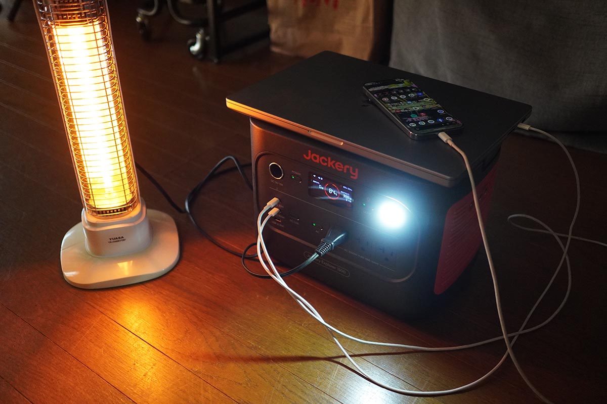 暖房など複数の家電やガジェットにまとめて給電できる<br><span class="fnt-70">※撮影用に、一時的に機器の設置間隔を近くしています</span>