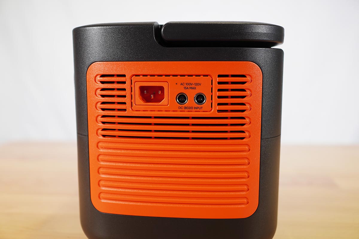 「Jackery 1500 New」の入力端子は右側面