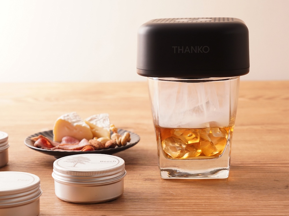 手持ちのグラスを使った燻製も可能