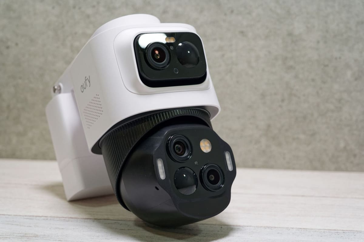 上部に4Kカメラ、下部に360度回転するデュアルレンズの2Kカメラを搭載する