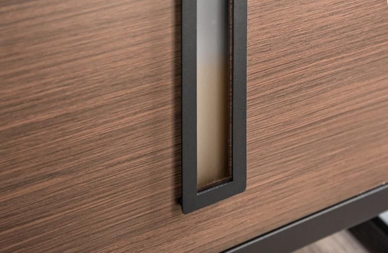 すりガラス調で中に入っている荷物がはっきり見えることはない