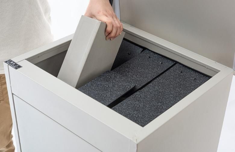 受け口の板の部分は押し込む方向とは反対方向には開かない