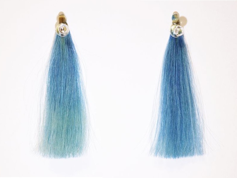 ファインバブル発生器なしのシャワーヘッド(左)とReFa FINE BUBBLE U+(右)を比較した場合のトリートメント効果比較。毛束の染色にムラが出ている