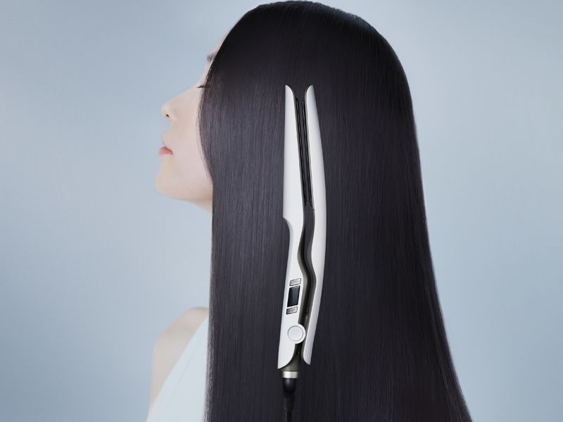 独自の曲線フォルムが指先にフィットする