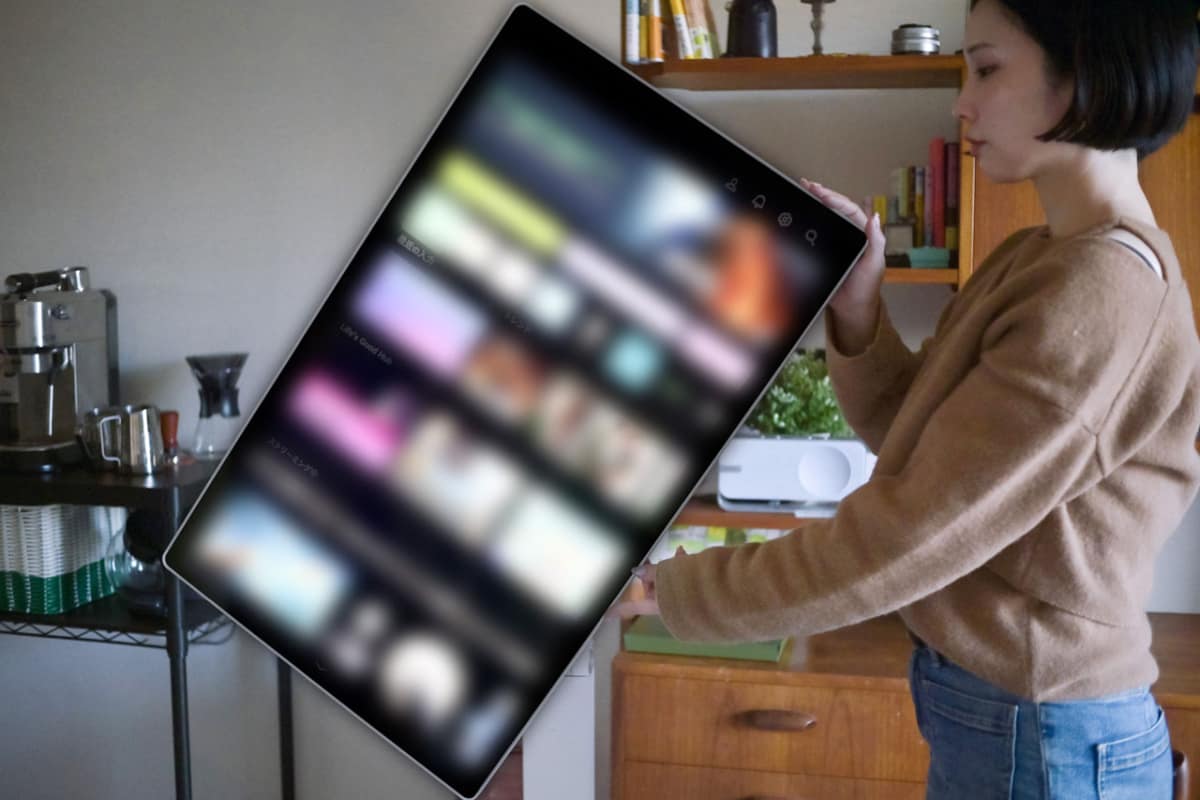 力をかけなくても、簡単に縦ディスプレイに。表示画面も自動で縦仕様になります