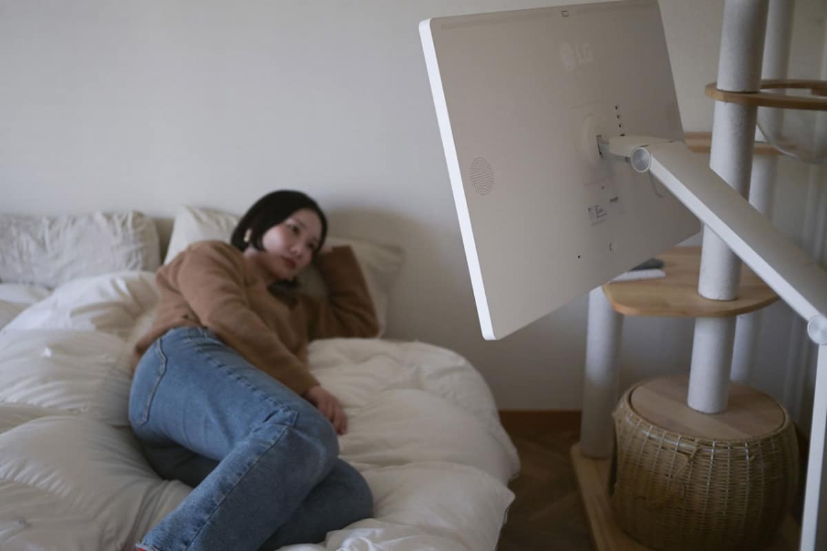 寝転がった状態で見やすい位置に画面を固定すれば、首も痛くならない!