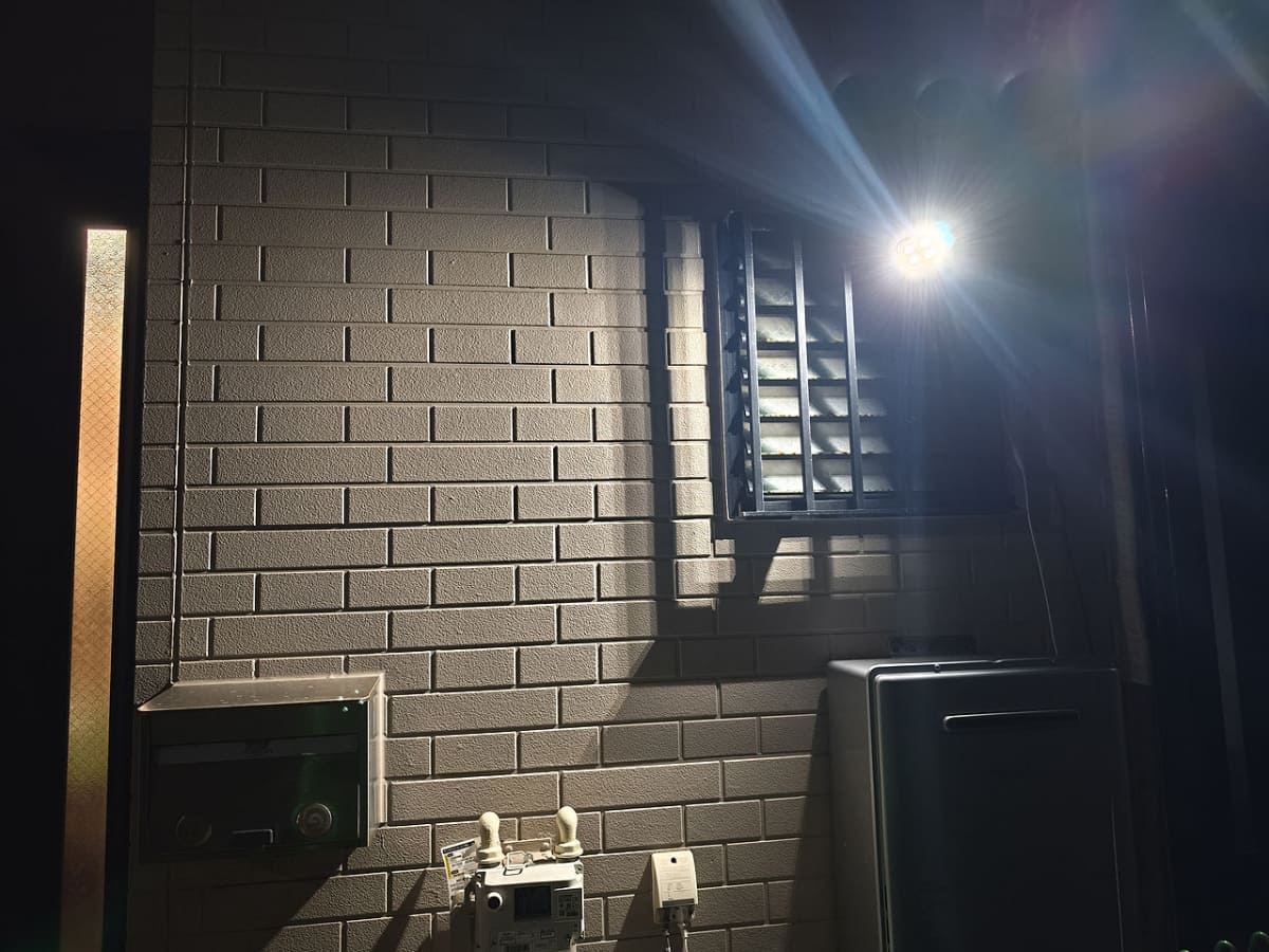 スマートモードとカラーモードの場合、動作を検知するとLEDライトが光ります