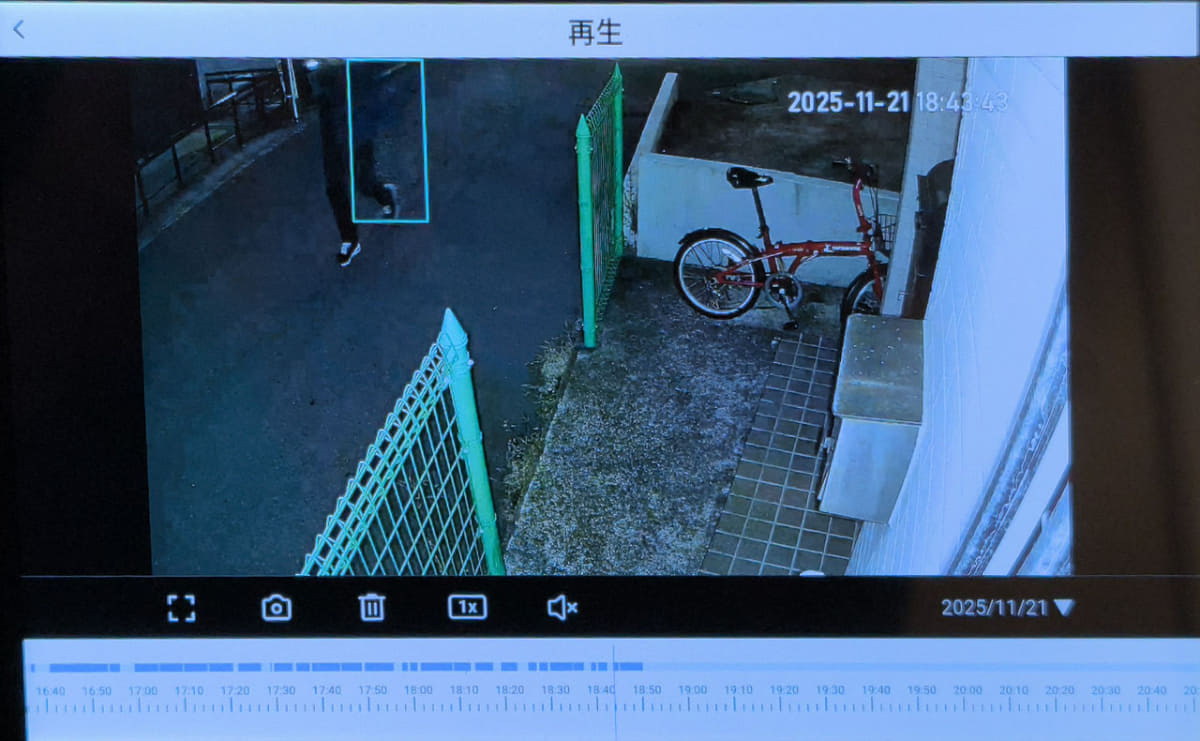 録画再生画面を開いたところ。タイムライン上に、人や動きを検知して録画した部分が青く表示されます