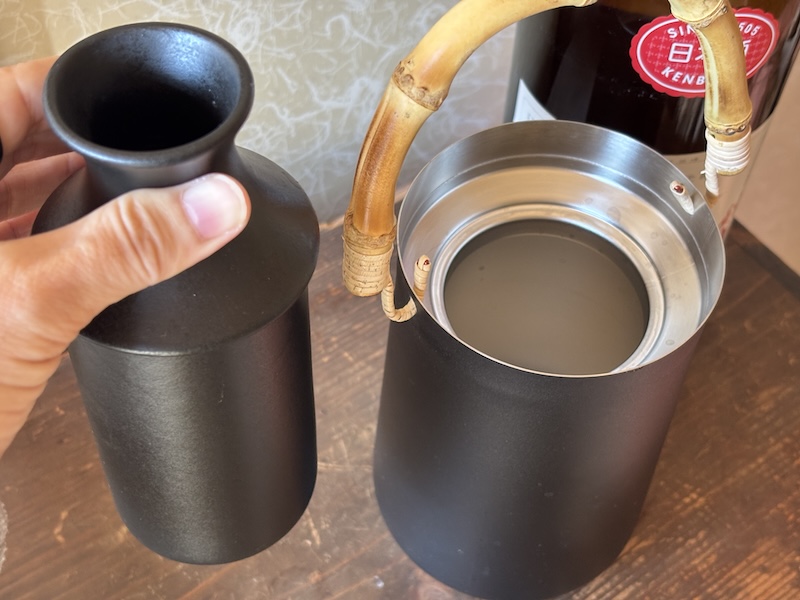 魔法瓶構造の本体と徳利のセットで使用する