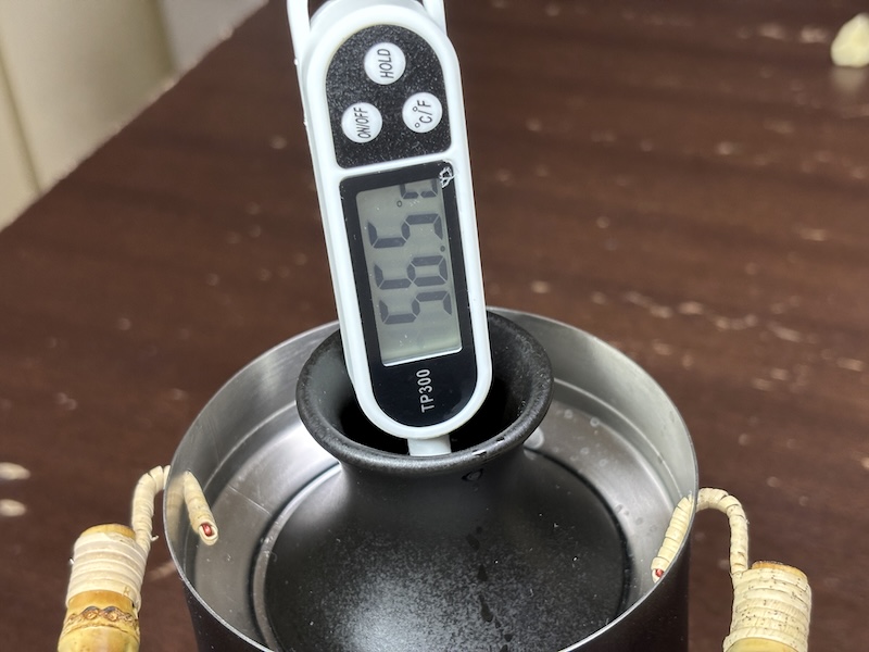 約55℃の「飛び切り燗」も10分も待たずに完成。加減が分かるまではクッキング用温度計があるとベター